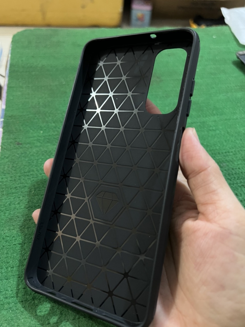 Ốp Lưng Samsung Galaxy A05s Chống Sốc Dạng Carbon Hiệu Likgus Giá Rẻ là ốp silicon mềm, có độ đàn hồi tốt khả năng chống sốc cao thiết kế sang trọng